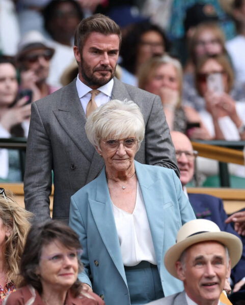 David Beckham: Η κομψή εμφάνιση στο Wimbledon με τη μητέρα του