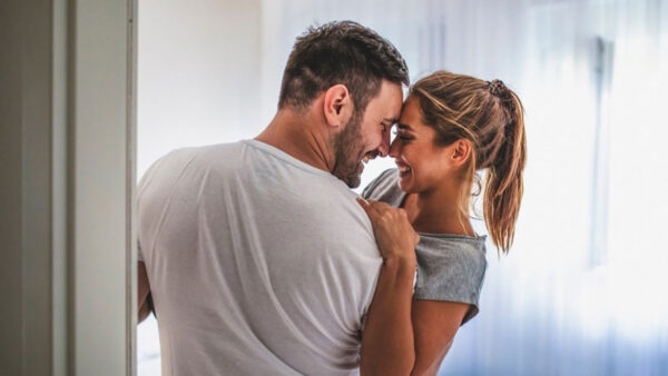 Σημάδια που φανερώνουν αδιαπραγμάτευτη και αληθινή αγάπη σύμφωνα με τους ειδικούς
