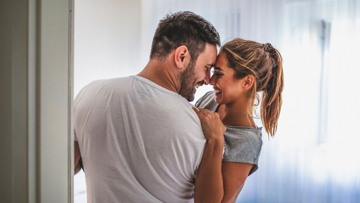 Σημάδια που φανερώνουν αδιαπραγμάτευτη και αληθινή αγάπη σύμφωνα με τους ειδικούς