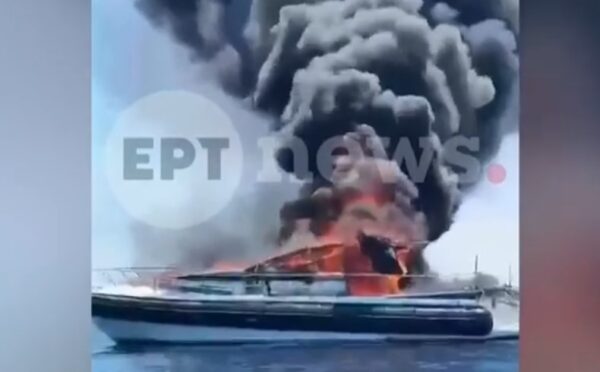 Ταχύπλοο τυλίχθηκε στις φλόγες – Οι τέσσερις επιβάτες βούτηξαν στη θάλασσα για να σωθούν