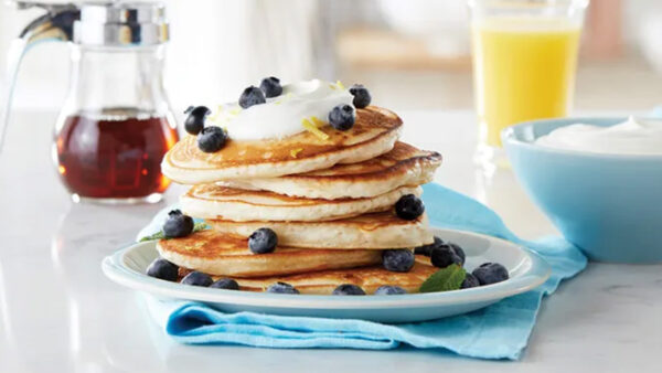 Pancakes με γιαούρτι: Η πιο απλή συνταγή για αφράτο πρωινό