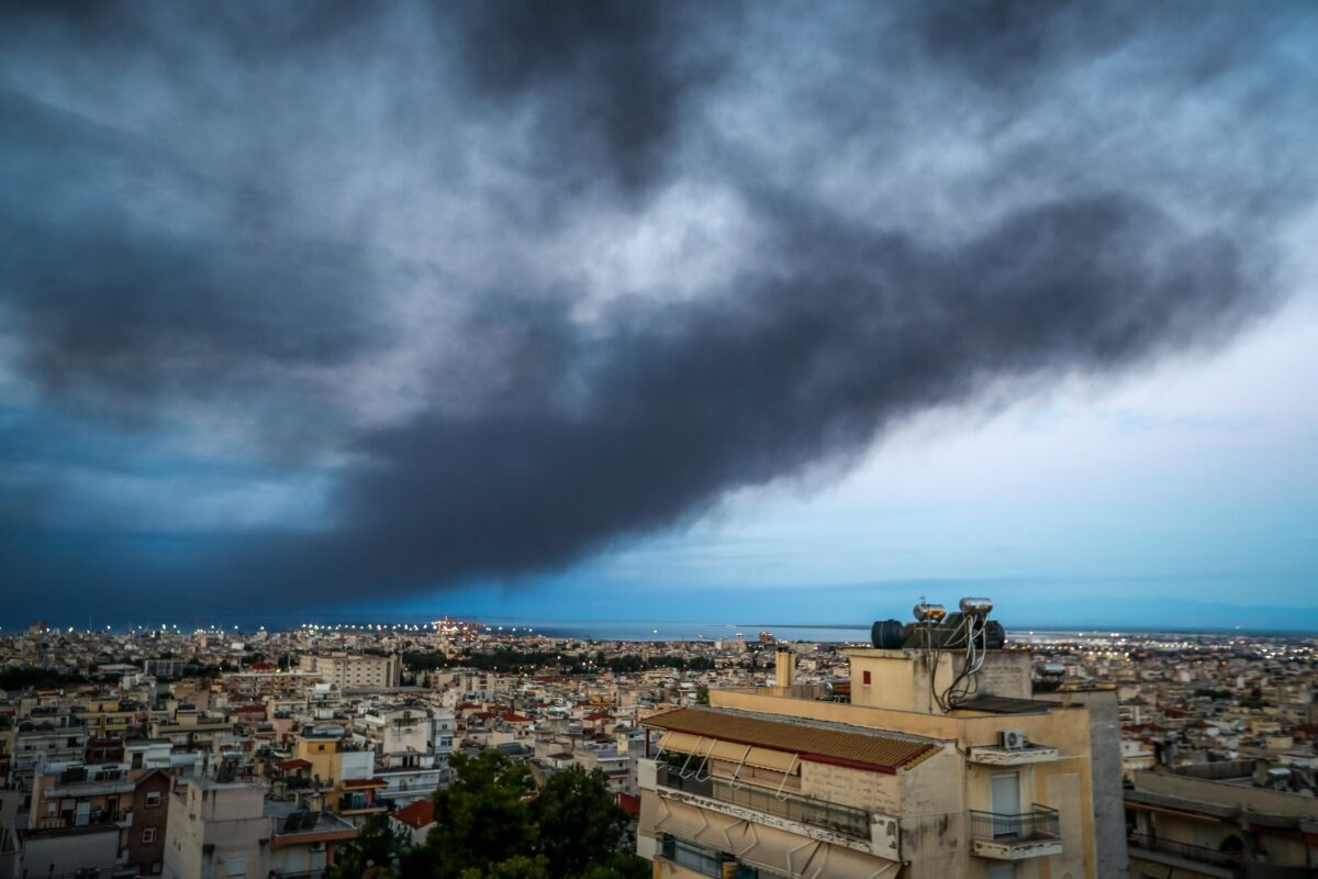 Θεσσαλονίκη: Το τοξικό νέφος από τη φωτιά στο Ωραιόκαστρο έχει σκεπάσει όλη την πόλη