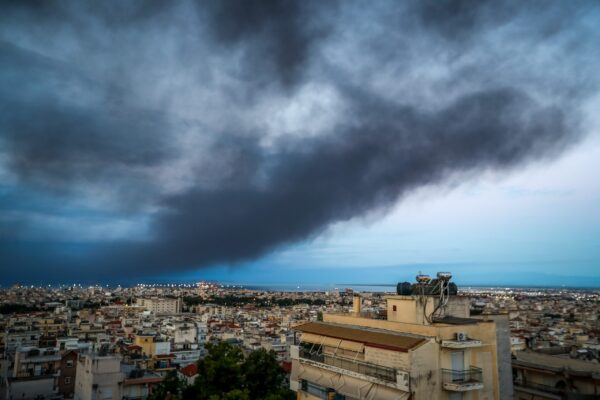 Θεσσαλονίκη: Το τοξικό νέφος από τη φωτιά στο Ωραιόκαστρο έχει σκεπάσει όλη την πόλη