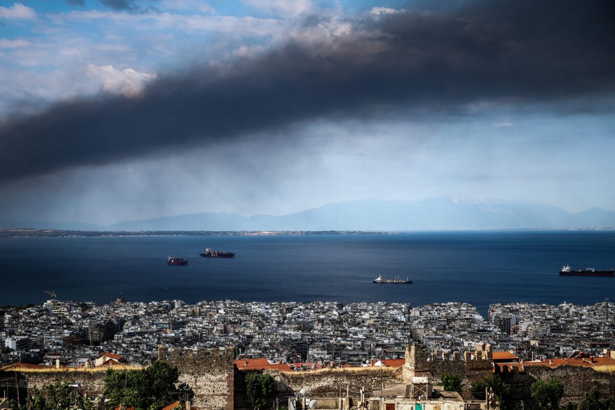 Τοξικό νέφος στη Θεσσαλονίκη: Πώς θα εξελιχθεί η διασπορά του καπνού μέσα στην ημέρα – Ανάλυση της Όλγας Παπαβγούλη