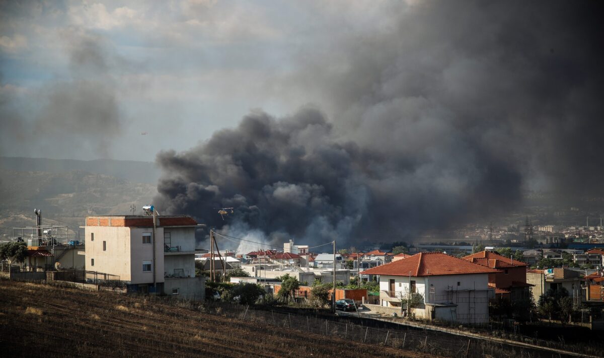 Φωτιά στο Ωραιόκαστρο: Στα δύο εργοστάσια επικεντρώνονται οι πυροσβέστες – Συνεχείς ρίψεις και επιχωματώσεις