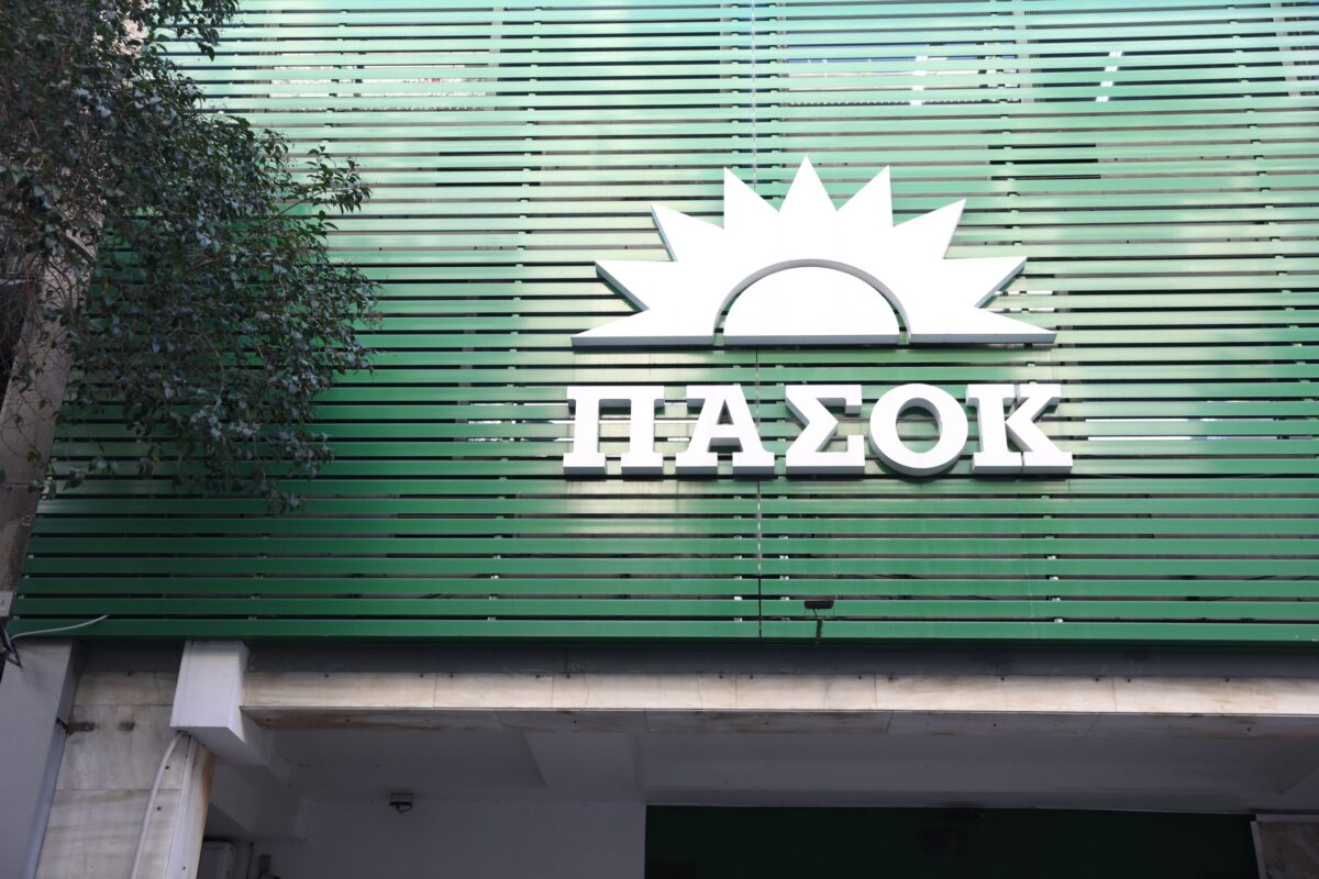 ΠΑΣΟΚ για ακρίβεια: Γιατί η κυβέρνηση κρατά κρυφό τον κατάλογο των 2.000 προϊόντων;