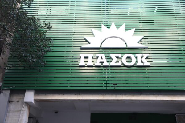 ΠΑΣΟΚ για ακρίβεια: Γιατί η κυβέρνηση κρατά κρυφό τον κατάλογο των 2.000 προϊόντων;