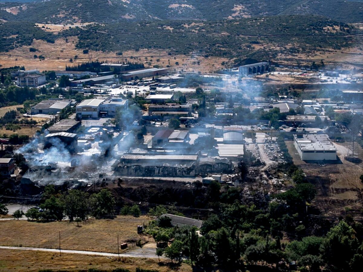 Αποπνικτική η ατμόσφαιρα για τρίτη ημέρα στο Ωραιόκαστρο – Με μάσκες οι κάτοικοι, συνεχίζουν να επιχειρούν στη φωτιά ισχυρές πυροσβεστικές δυνάμεις