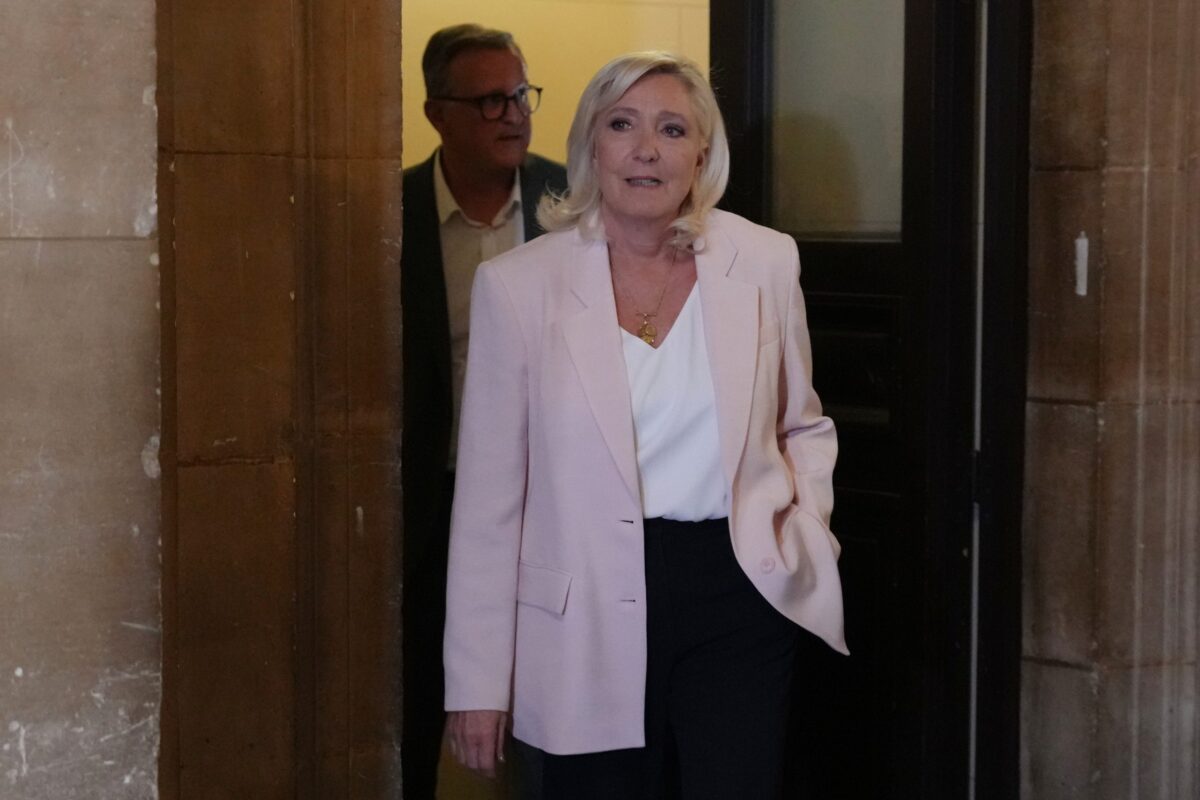 Γαλλία: Ένοχη η Λεπέν για κατάχρηση ευρωπαϊκών κονδυλίων – Ελεύθερη να διεκδικήσει την προεδρία, αλλά με βραχιολάκι