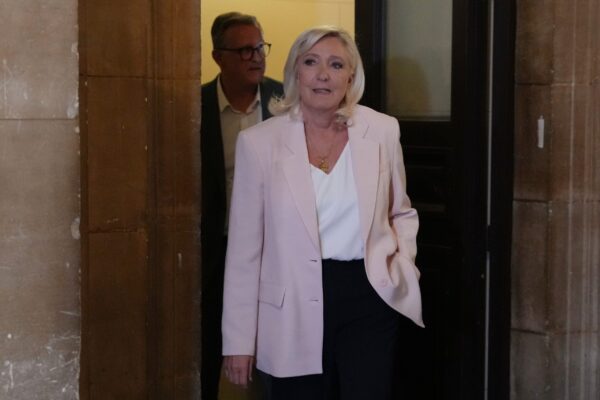 Γαλλία: Ένοχη η Λεπέν για κατάχρηση ευρωπαϊκών κονδυλίων – Ελεύθερη να διεκδικήσει την προεδρία, αλλά με βραχιολάκι