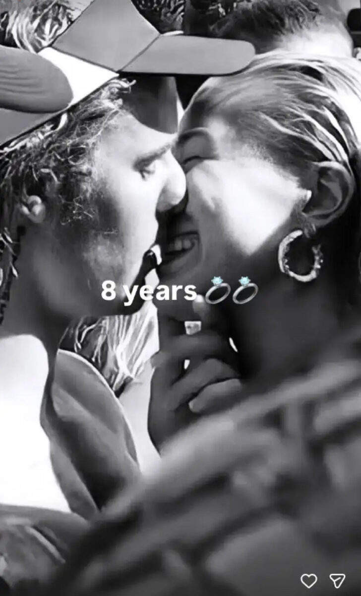 Hailey Bieber: Η ανάρτηση για τα 8 χρόνια από την πρόταση γάμου