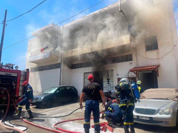 Χανιά: Στις φλόγες σπίτι και αποθήκη σε πυκνοκατοικημένη περιοχή
