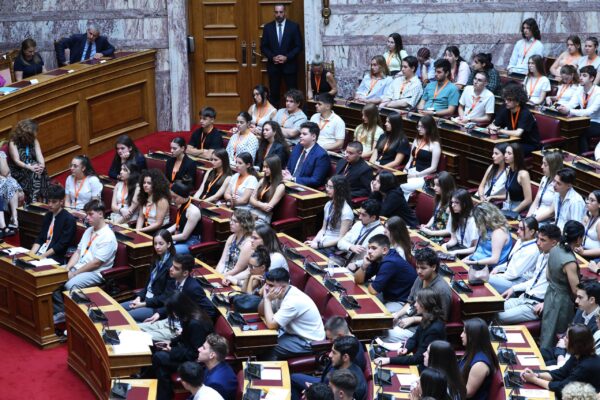 Τριάντα χρόνια «Βουλή των Εφήβων» – Η Τεχνητή Νοημοσύνη στο επίκεντρο του κοινοβουλευτικού διαλόγου