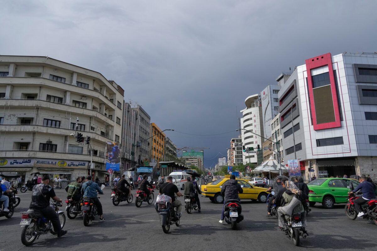 Ιράν: Έκρηξη που ακούστηκε κοντά στην Τεχεράνη οφειλόταν σε ελεγχόμενη εξουδετέρωση πυρομαχικού