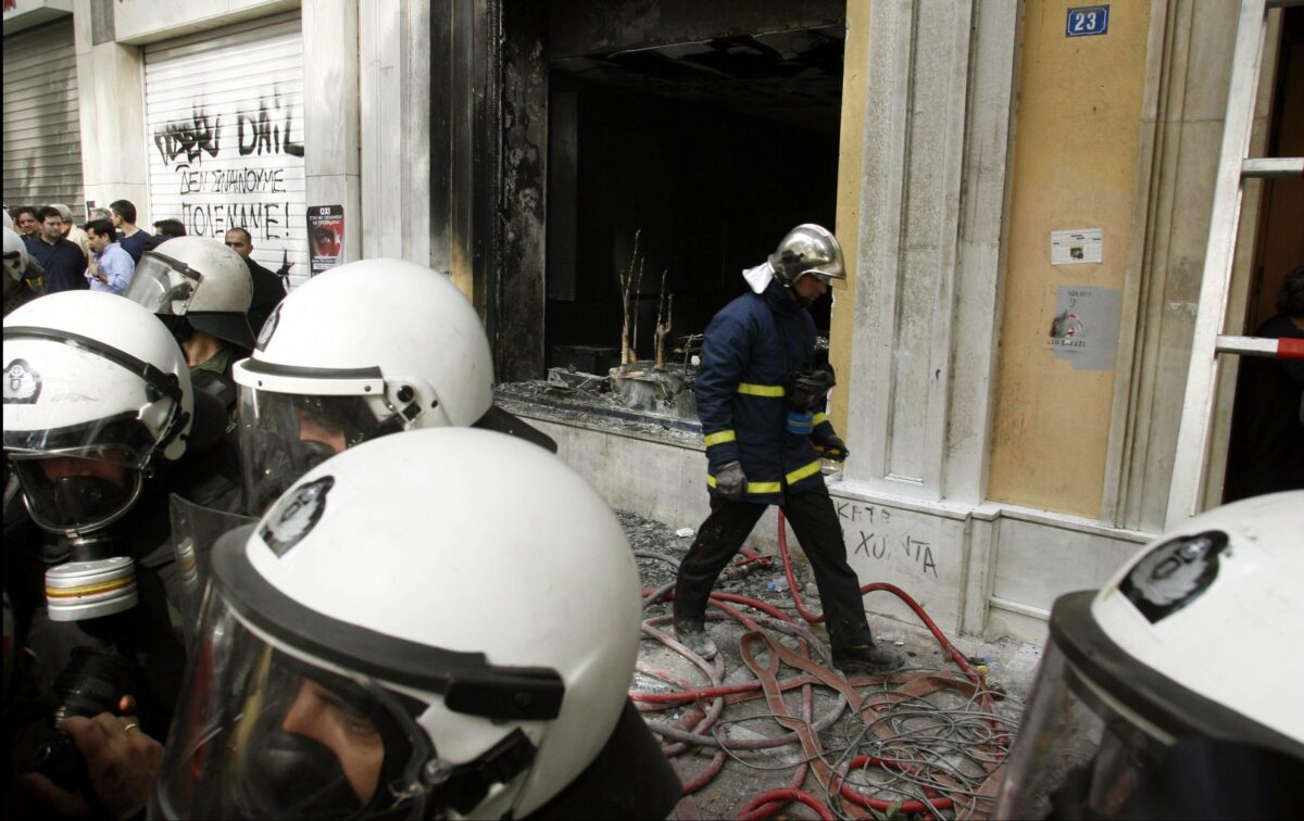Υπόθεση Marfin: Επιστρέφει στην Ελλάδα η 46χρονη – Δηλώνει αθώα και θέλει να καταθέσει στις Αρχές