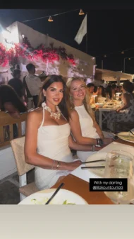 Σταματίνα Τσιμτσιλή: Διακοπές στη Νάουσα της Πάρου μαζί με την κουμπάρα της, Λίλα Κουντουριώτη
