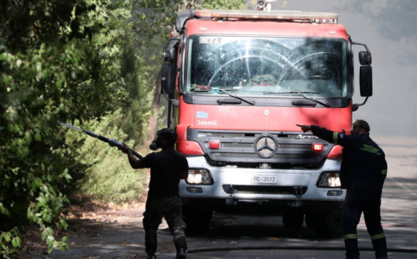 Φωτιά στον Ασπρόπυργο: Μεγάλη κινητοποίηση της Πυροσβεστικής στη Λάκκα Κάτσαρη