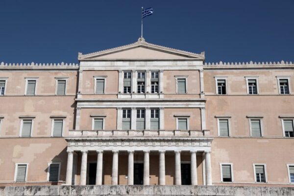 Mετεκλογικές συνεργασίες: Στόχος η αυτοδυναμία ή αν χρειαστεί η συνεργασία με ΠΑΣΟΚ, λέει η ΝΔ – Αποκλείει κάθε ενδεχόμενο συγκυβέρνησης το ΠΑΣΟΚ
