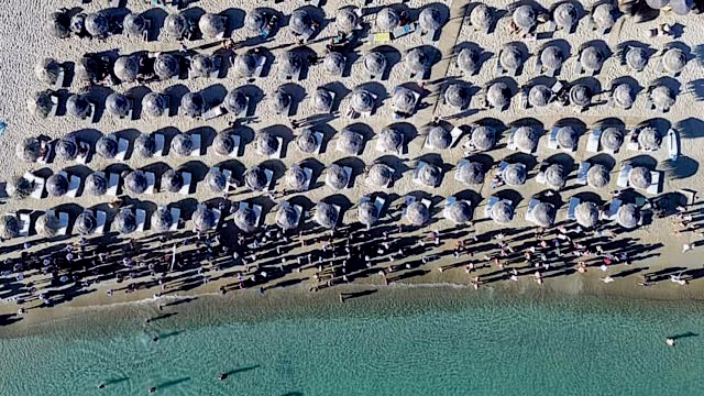 Ακρίβεια: Posokanei το «καλάθι του λουόμενου» – Ο πληθωρισμός στην… εξίσωση της παραλίας