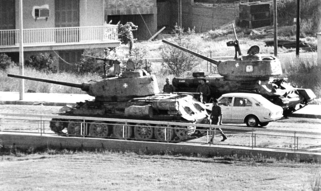 Μαύρη επέτειος: 52 χρόνια από το προδοτικό πραξικόπημα της χούντας του Ιωαννίδη κατά του Μακαρίου