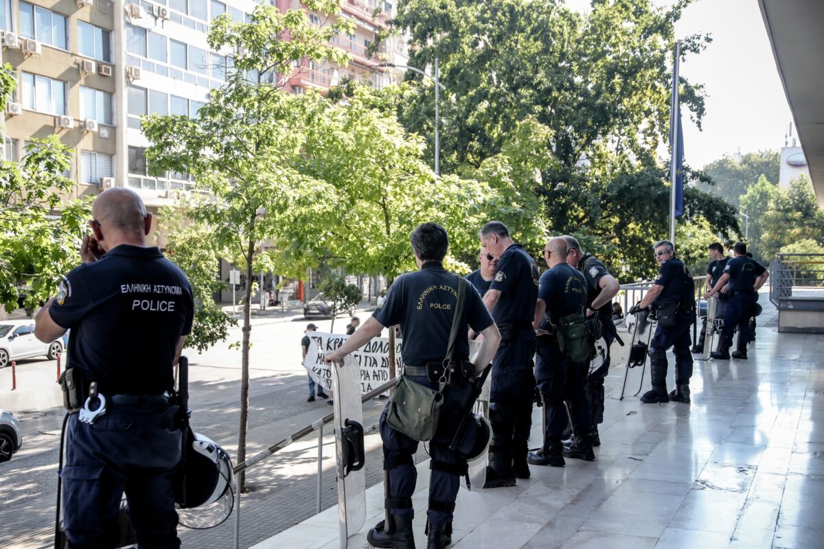 Στην ανακρίτρια Θεσσαλονίκης απολογείται σήμερα ο 25χρονος που συνελήφθη για την εμπρηστική επίθεση