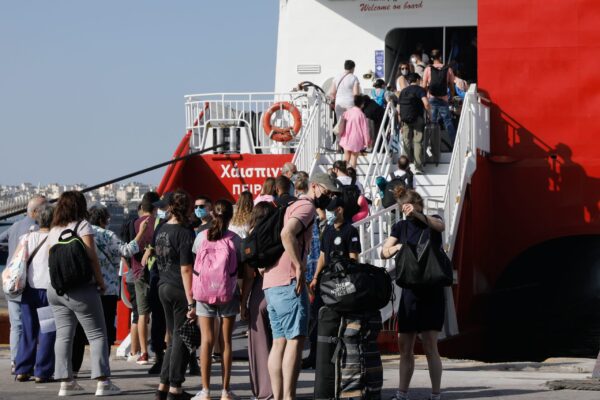 Μαζική έξοδος των αδειούχων του Ιουλίου – Με μεγάλες πληρότητες αναχωρούν τα πλοία