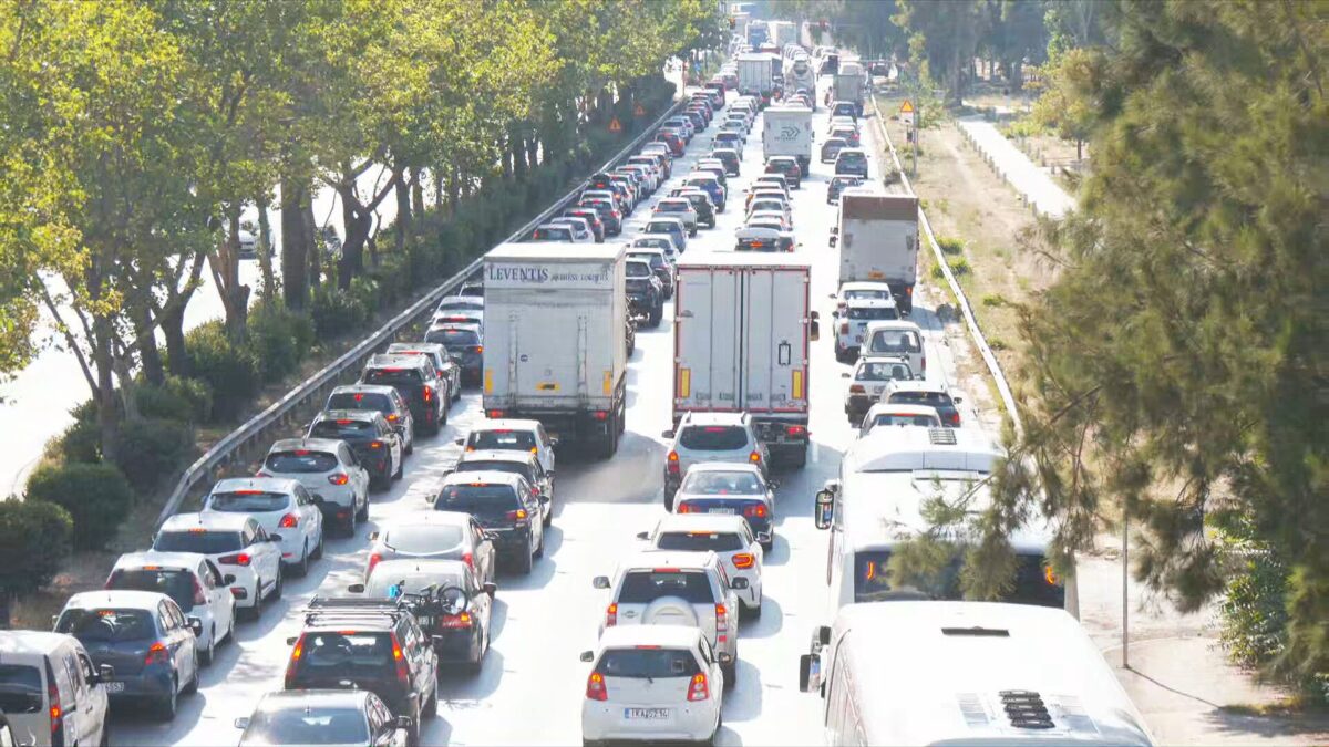 Μαζική έξοδος των αδειούχων του Ιουλίου – Μεγάλη πληρότητα στα πλοία – Αυξημένη η κίνηση στην Αθηνών – Κορίνθου
