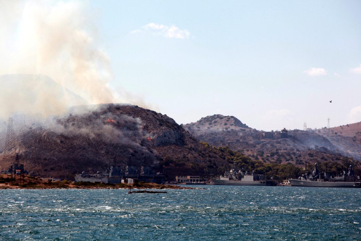 Φωτιά σε δασική έκταση στα Σελίνια Σαλαμίνας – Μήνυμα 112 για ετοιμότητα των κατοίκων