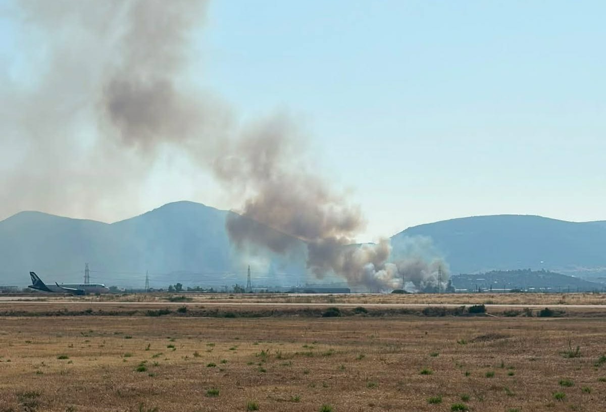 Φωτιά τώρα στο Κορωπί: Καίει χαμηλή βλάστηση και απορρίμματα – Ήχησε το 112