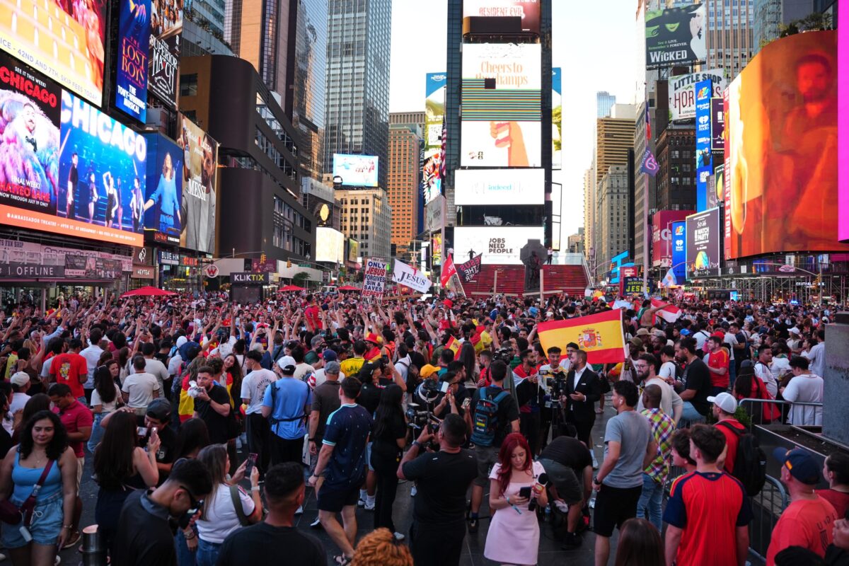 Από το στάδιο μέχρι την Times Square: Ξέφρενοι πανηγυρισμοί των Ισπανών για το δεύτερο Μουντιάλ