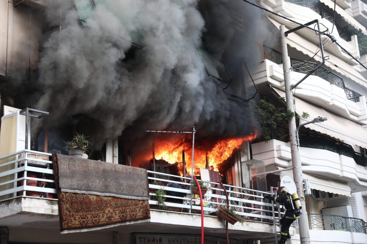 Φωτιά σε διαμέρισμα στον Πειραιά – Πυκνός καπνός στην περιοχή, δεν υπάρχουν εγκλωβισμένοι