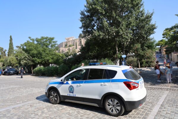 Ακρόπολη: Άνδρας με μαχαίρι τραυμάτισε ζευγάρι τουριστών – Συνελήφθη ο δράστης