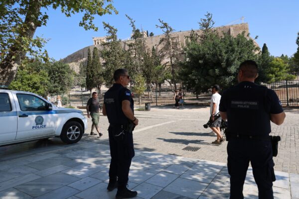 Δίωξη για απόπειρα ανθρωποκτονίας στον 60χρονο που μαχαίρωσε τουρίστες στην Ακρόπολη – Πήρε προθεσμία να απολογηθεί την Πέμπτη