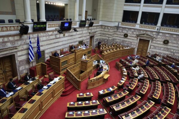 Βουλή: Ψηφίστηκε το νομοσχέδιο για τον Προσωπικό Βοηθό – Τέλος στις περικοπές των συντάξεων χηρείας και «φρένο» στα πατίνια για ανήλικους κάτω των 17
