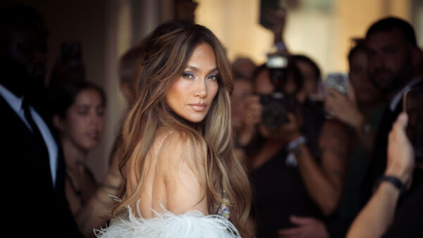 Jennifer Lopez: Παραδίδει μαθήματα καλοκαιρινού στυλ στην Ιταλία με λευκό mini dress