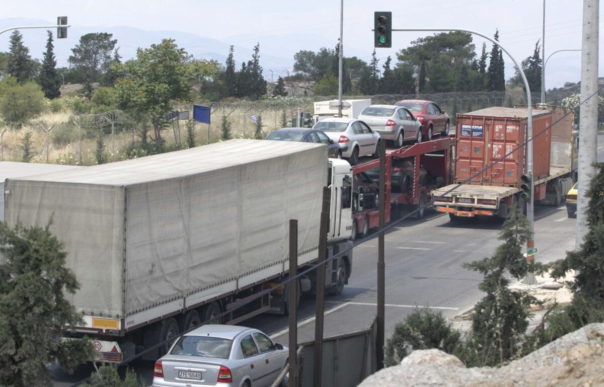 «Πείραζε» τον ταχογράφο με το πάτημα ενός κουμπιού – Χειροπέδες σε οδηγό φορτηγού