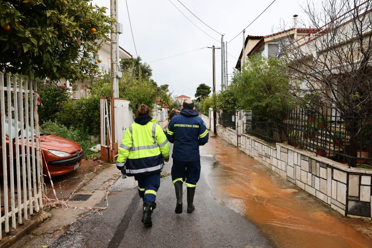 Περισσότερες από 215 κλήσεις στην Πυροσβεστική γι την κακοκαιρία σε όλη την Ελλάδα