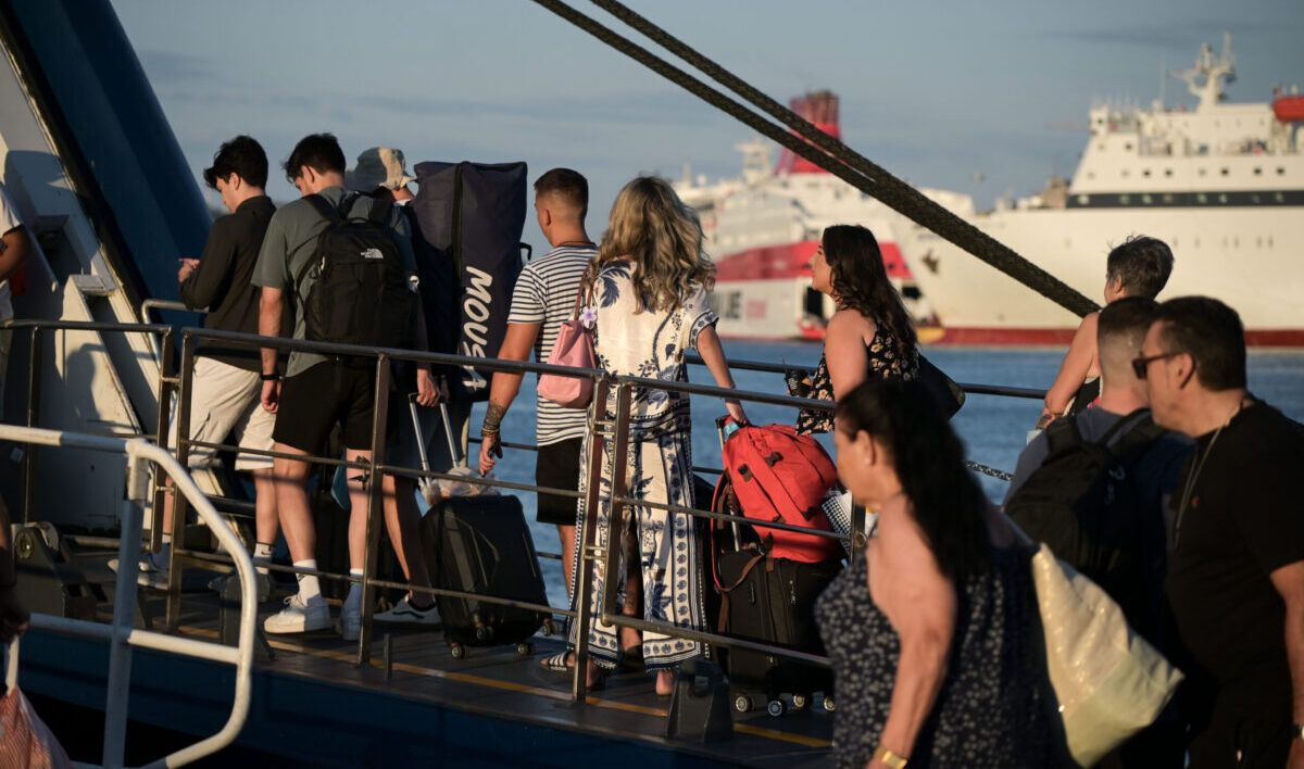 Κορυφώνεται η έξοδος των αδειούχων – Πάνω από 50.000 αναχωρήσεις από τα λιμάνια της Αττικής