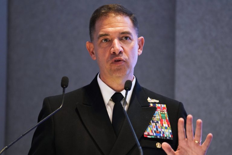 Axios: Ο διοικητής της CENTCOM εισηγήθηκε τον τερματισμό των αμερικανικών βομβαρδισμών στα Στενά του Ορμούζ