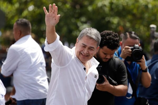 Ονδούρα: Ο πρώην πρόεδρος Ερνάντες επέστρεψε στη χώρα μετά την αναστολή του εντάλματος σύλληψης