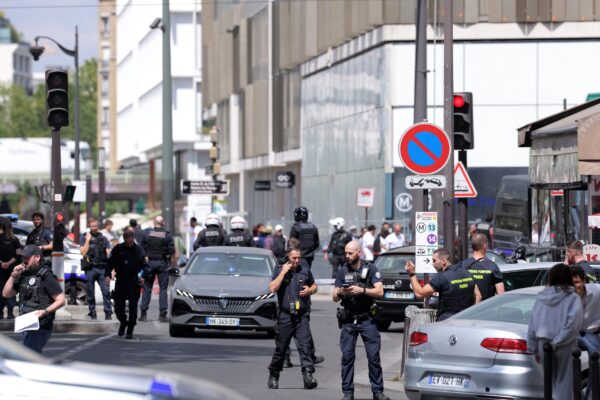 Τρεις τραυματίες από επίθεση με μαχαίρι στο Παρίσι – Συνελήφθη ένα άτομο