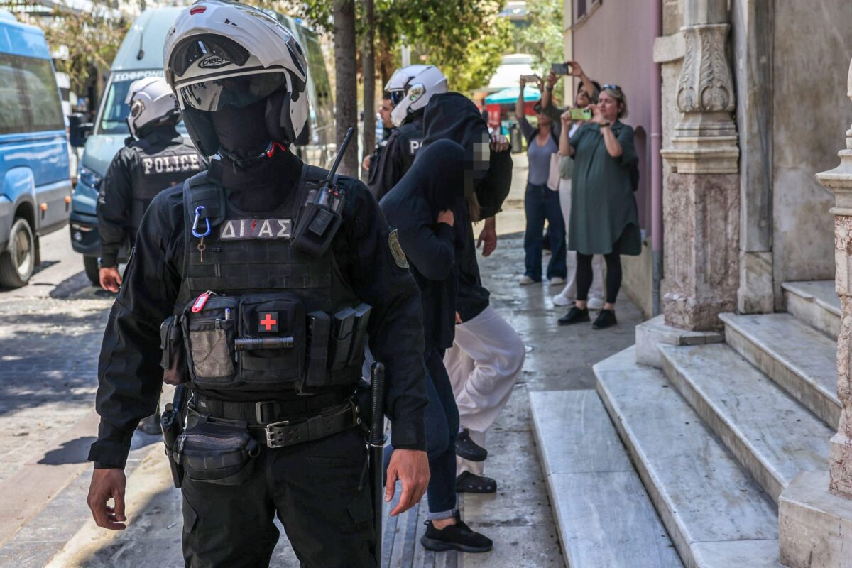 Στον εισαγγελέα οι οκτώ συλληφθέντες για εγκληματική οργάνωση στο Ηράκλειο – Οι κατηγορίες και η έρευνα της ΕΛ.ΑΣ.