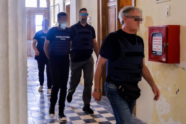 Δολοφονία στη Σύρο: Απολογείται το ζευγάρι, επιμένει ότι βρισκόταν σε άμυνα – Νέα αυτοψία και αναπαράσταση ζήτησε η ανακρίτρια