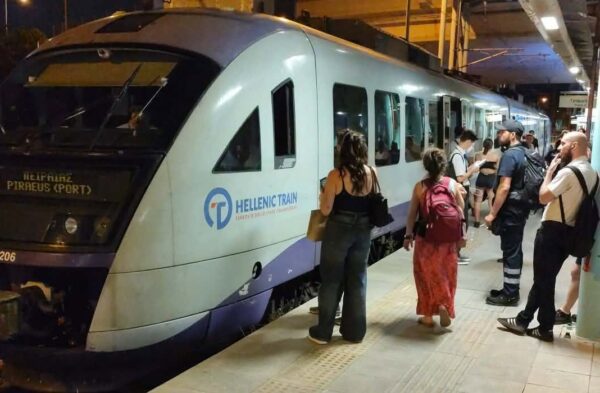 Προβλήματα και καθυστερήσεις σε προαστιακό και μετρό λόγω φωτιάς σε γραμμές – Αποκαταστάθηκε η λειτουργία