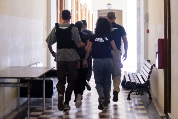 Δολοφονία στη Σύρο: Ελεύθερη με περιοριστικούς όρους η 30χρονη – Σε κατ’ οίκον περιορισμό ο σύζυγός της