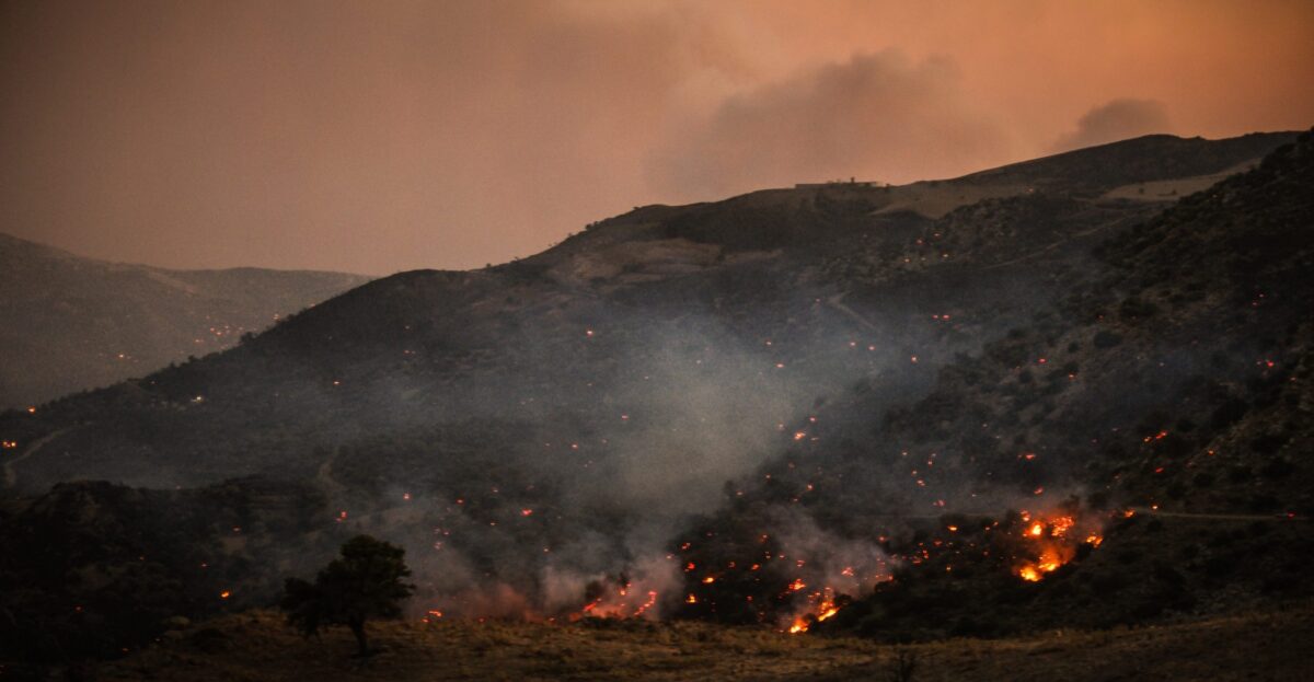 Ανεξέλεγκτη η μεγάλη φωτιά στο Ρέθυμνο – Αγώνας για να σωθούν σπίτια και περιουσίες