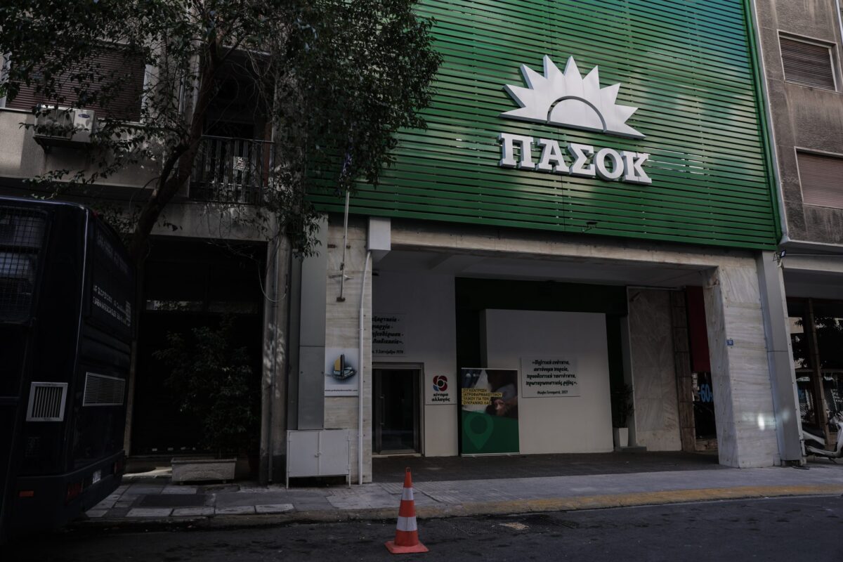 ΠΑΣΟΚ κατά Αλέξη Τσίπρα: «Κάνει rebranding αγκαλιά με τα συμφέροντα» – Αιχμές για τη χρηματοδότηση της ΕΛ.Α.Σ