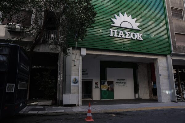 ΠΑΣΟΚ κατά Αλέξη Τσίπρα: «Κάνει rebranding αγκαλιά με τα συμφέροντα» – Αιχμές για τη χρηματοδότηση της ΕΛ.Α.Σ