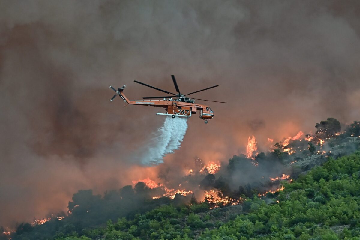 Φωτιά Βοιωτία: Προληπτική εκκένωση των οικισμών Αγ. Νικόλαος, Προσήλι και Πόρτο Γερμενό – Δύσκολη νύχτα για τις πυροσβεστικές δυνάμεις, σταμάτησαν τα εναέρια