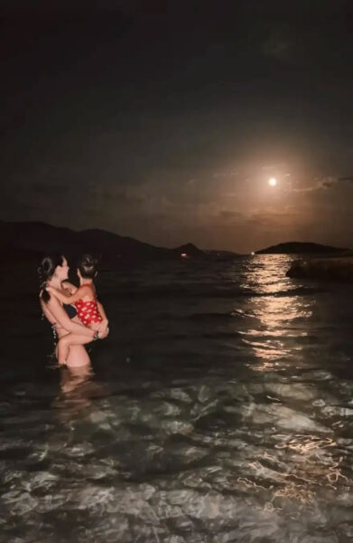 Νικολέττα Ράλλη: Νυχτερινή βουτιά με την κόρη της υπό την πανσέληνο